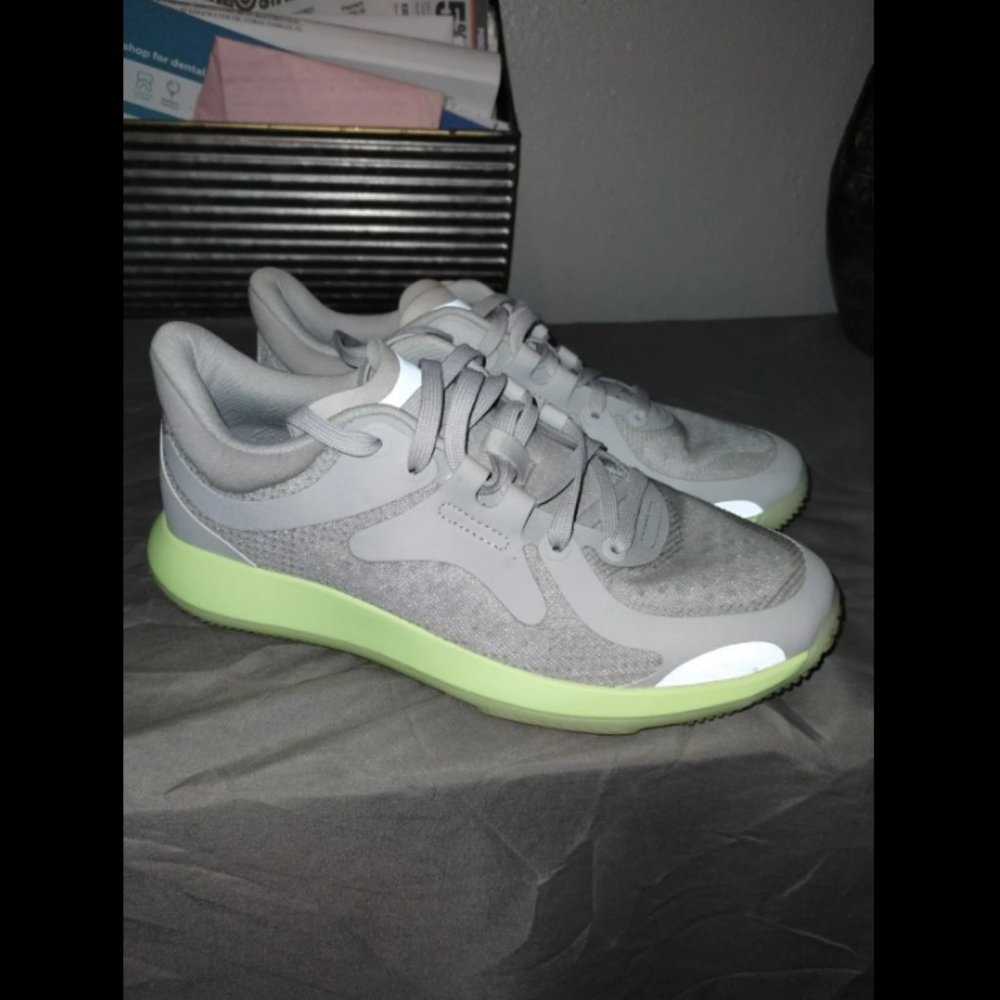 LULULEMON strongfeel women’s training shoe sneaker size 6